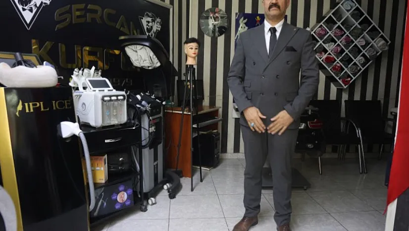 Müşterilerini takım elbiseyle traş ediyor