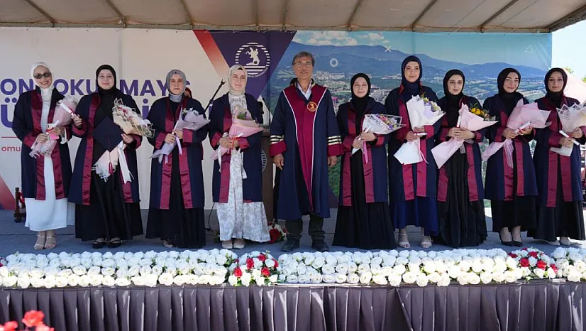OMÜ İlahiyat Fakültesi'nde mezuniyet heyecanı