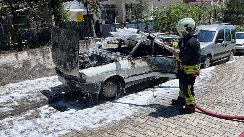 Park ettiği araçtan geriye enkaz kaldı
