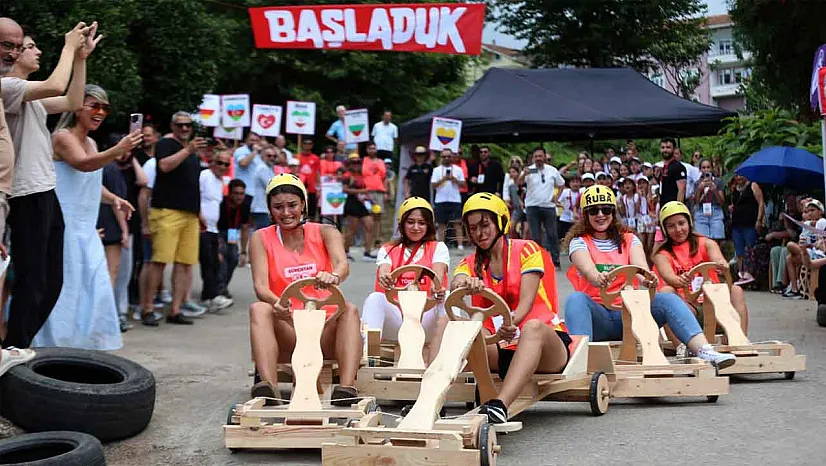 Rize'de düzenlenen tahta araba yarışmasında kıyasıya mücadele