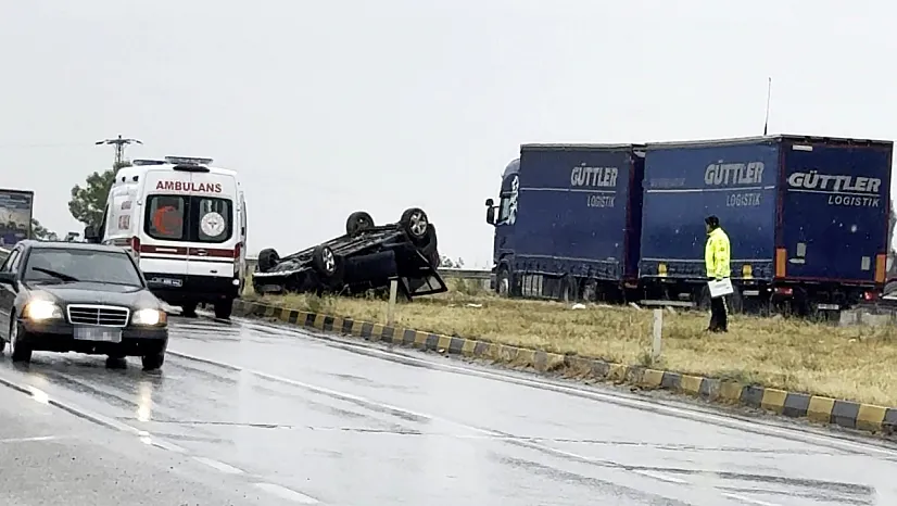 Sağanak sırasında otomobil takla attı: 2 yaralı