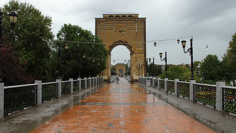 Samsun Çarşamba'da sabah mesaisi yağmurla başladı