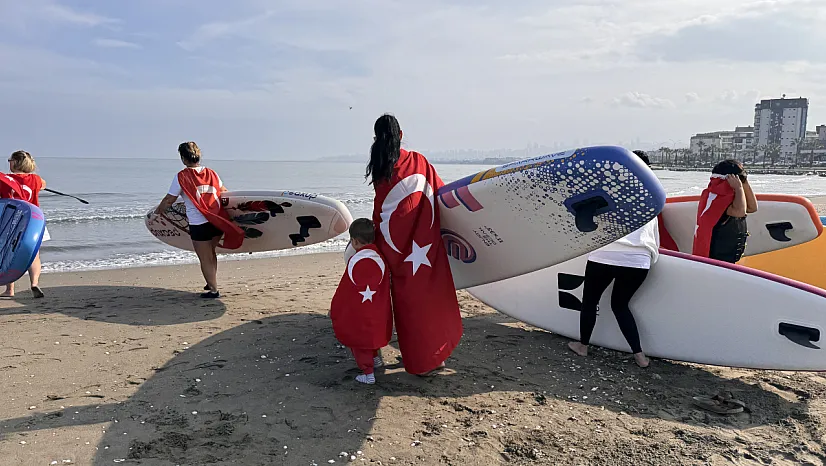 Samsun'da SUP sporcularından Karadeniz'de Cumhuriyet Bayramı kutlaması