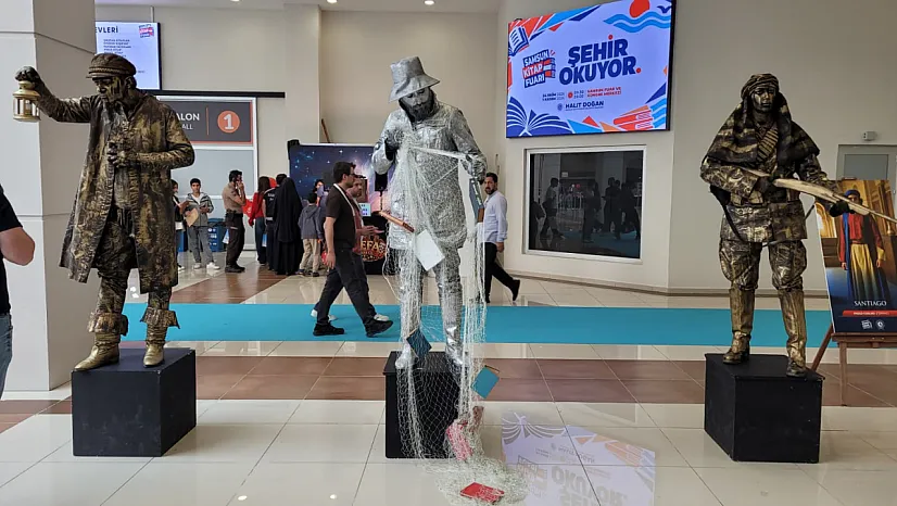 Samsun Kitap Fuarı'nda canlı heykel sergisi