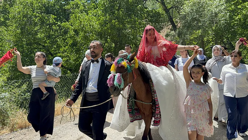 Samsunlu gelin, Bitlis'te asırlık atlı gelin geleneğiyle karşılandı