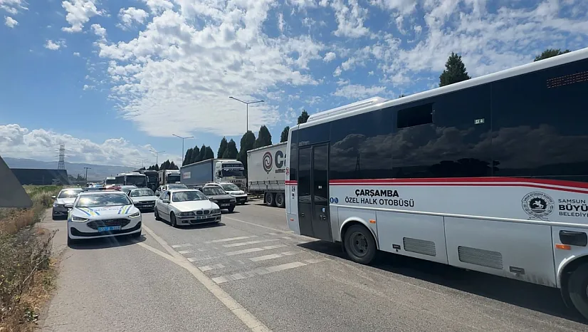 Tekkeköy'de Kaza Trafiği Kilitledi: Kilometrelerce Araç Kuyruğu Oluştu