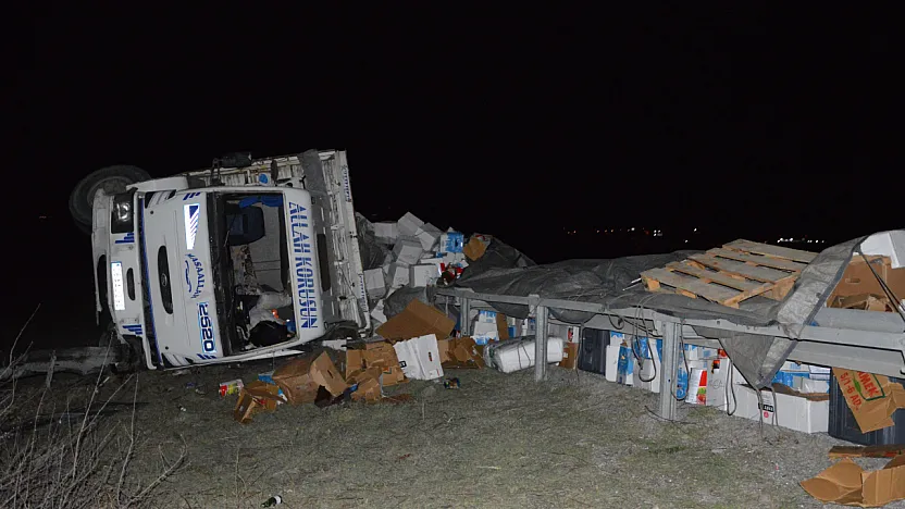 Havza'da tır ile kamyon çarpıştı, yol trafiğe kapandı