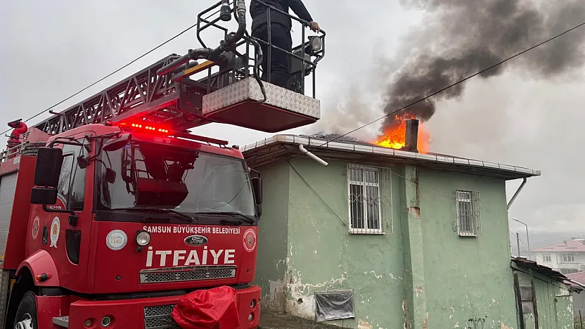 Kavak'ta korkutan yangın! İki katlı binanın çatısı alevlere teslim oldu