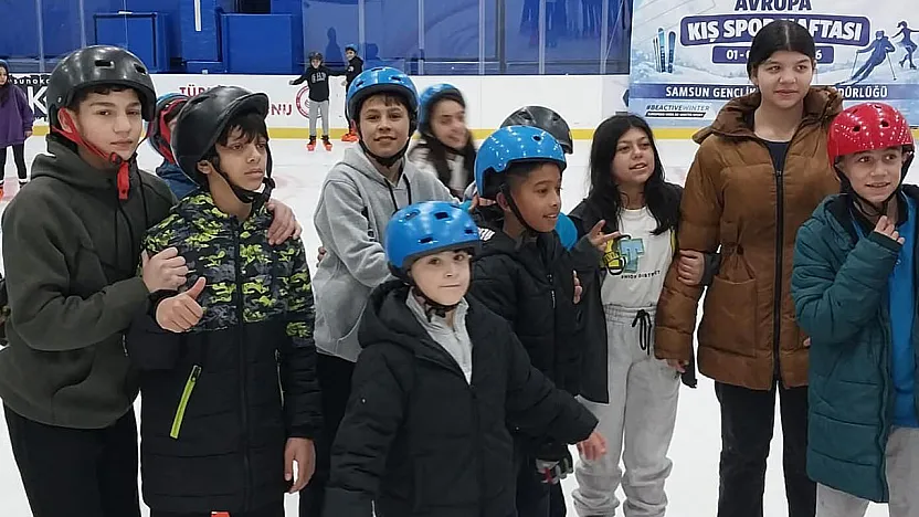 Kitap okuyan öğrencilere buz pateni ödülü