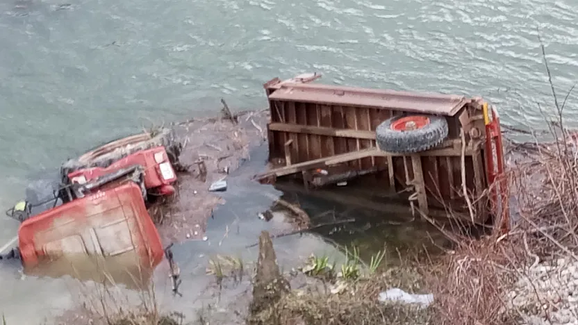 Kızılırmak'a devrilen traktör can aldı