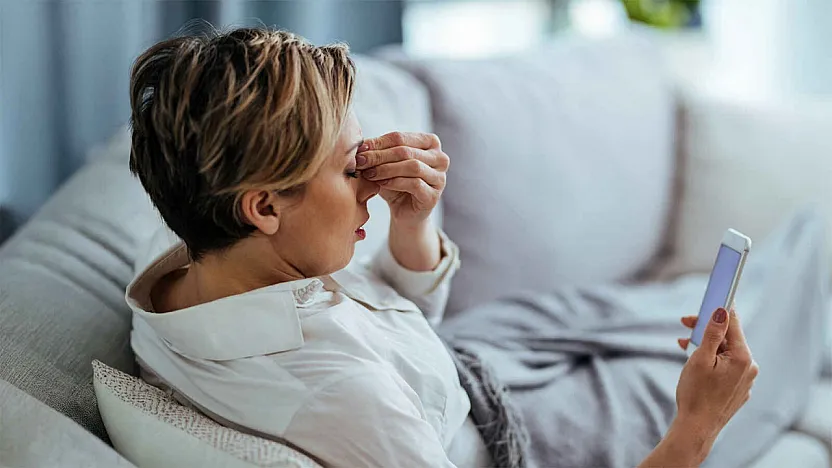 Telefonu elinden düşürmeyenler dikkat! Baş ağrınızın sebebi cebinizde olabilir