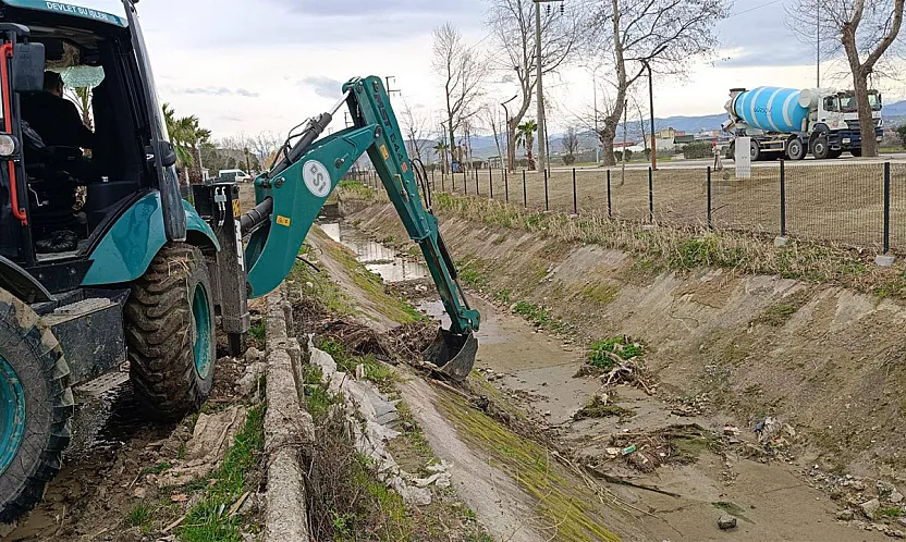 Bafra'da DSİ'den kanal temizliği