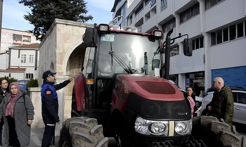 Traktörüyle Bafra Belediyesi önüne dayandı