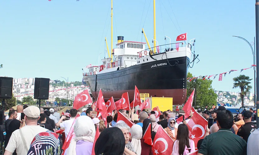 Bandırma Vapuru artık Tütün İskelesi'nin yanında