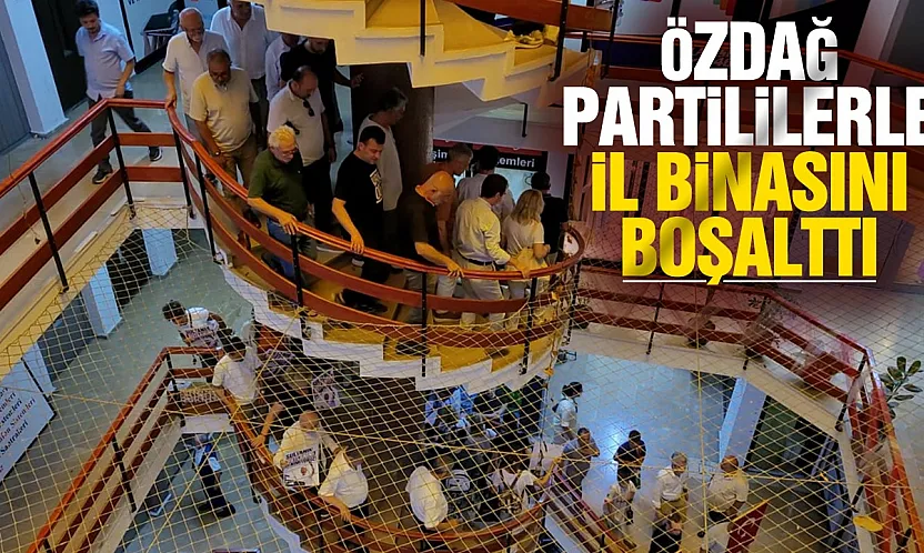 CHP Samsun İl Başkanlığı boşaltıldı, partililer Özgür Özel İletişim Ofisi'ne yürüdü