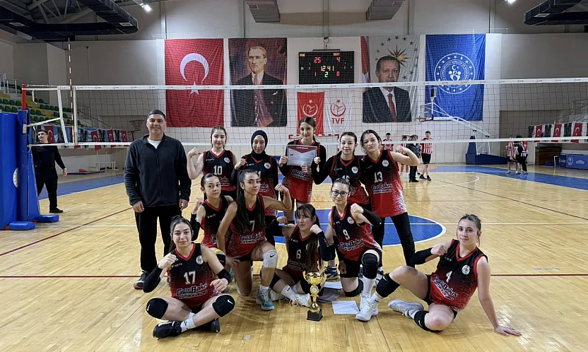 Genç kızlar voleybolda şampiyon Çarşamba Anadolu lisesi