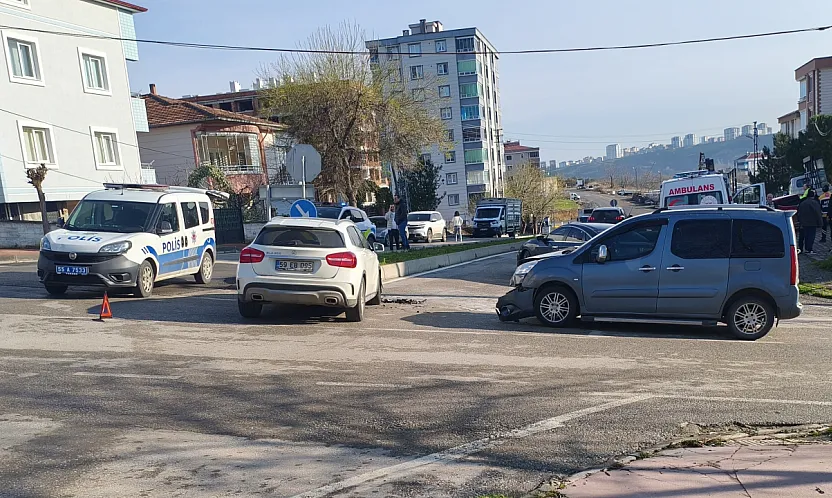 İki araç çarpıştı, 3 kişi yaralandı