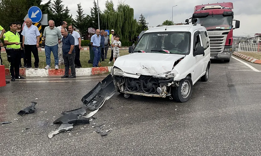 Kavak'ta hafif ticari araç ile traktör çarpıştı
