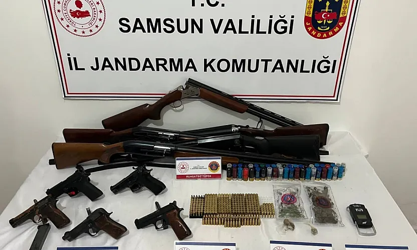 Salıpazarı'nda ruhsatsız silahlar ele geçirildi