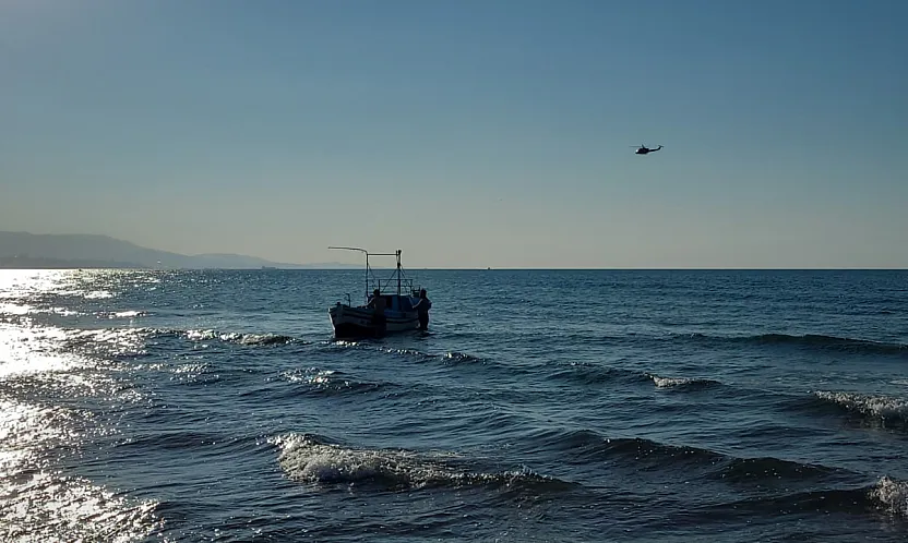 Samsun'da alabora olan teknedeki 6 kişiden 3'ü kurtarıldı