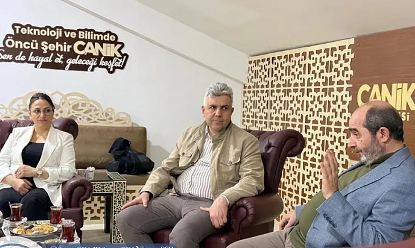 Samsun'da anlamlı buluşma : yazar ve şair Dr. Ömer Demirbağ genç kalplere dokundu