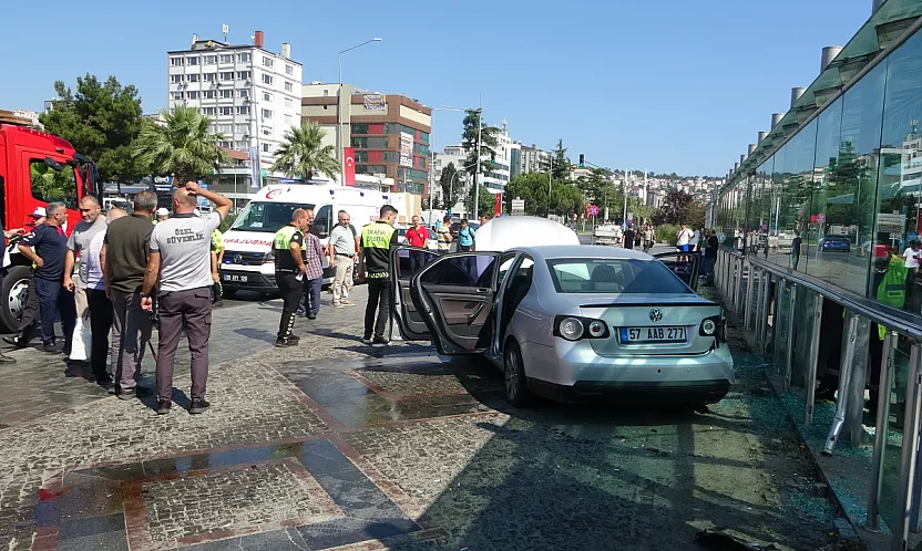 Samsun'da tramvay durağına araç çarptı: 3 yaralı