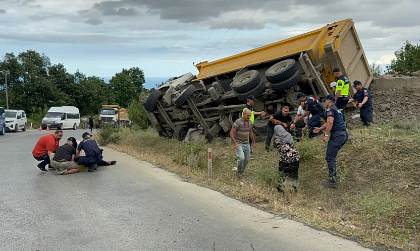 Taş yüklü kamyon devrildi sürücüsü hayatını kaybetti
