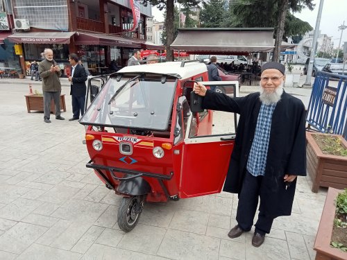 aa-20230531-31293525-31293520-yerli-ve-milli-otomobile-ozendi-yaptirdigi-mini-araca-togg-yazdirdi.jpg
