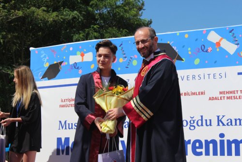 iletisim-fakultesinde-mezuniyet-heyecani-5.jpg