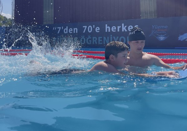 salipazari-ilcesinde-ucretsiz-yuzme-kurslari-devam-ediyor-1-001.jpg