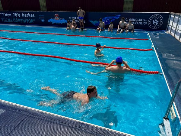 salipazari-ilcesinde-ucretsiz-yuzme-kurslari-devam-ediyor-2-001.jpg