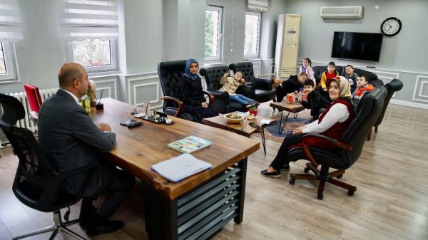aa-20231011-32374105-32374103-anaokulu-ogrencilerinden-belediye-baskani-kilica-ziyaret.jpg