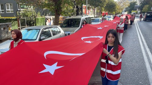 aa-20231104-32648089-32648085-samsunda-100-metrelik-turk-bayragiyla-kizilay-yuruyusu-yapildi.jpg