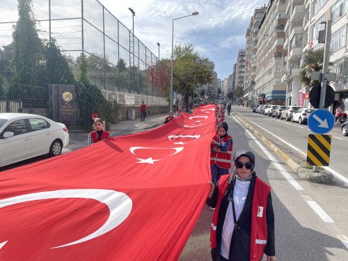 aa-20231104-32648089-32648086-samsunda-100-metrelik-turk-bayragiyla-kizilay-yuruyusu-yapildi.jpg
