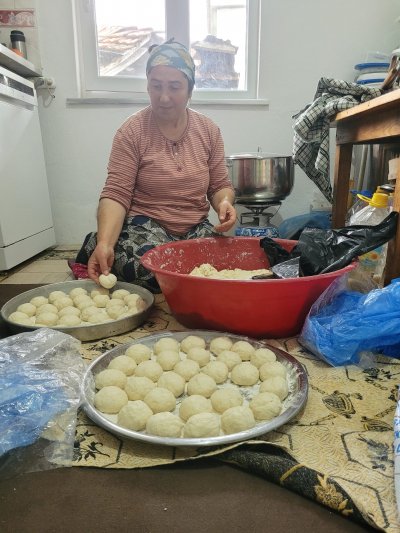 aa-20231225-33270424-33270421-samsunlu-kadinlar-kislik-yufkalarini-imece-usulu-hazirladi.jpg