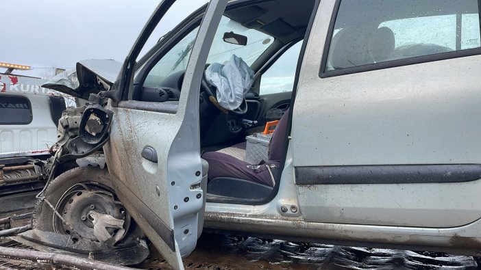 aa-20240122-33502434-33502432-carsambada-agaca-carpan-otomobilin-surucusu-yaralandi.jpg