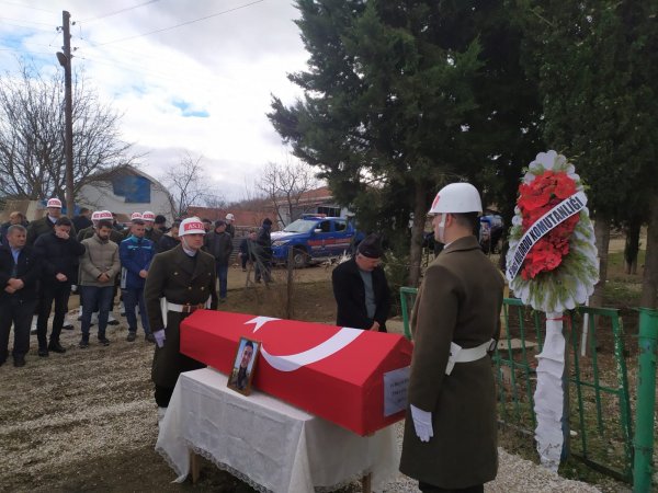 aa-20240122-33503950-33503946-kalp-krizi-sonucu-hayatini-kaybeden-uzman-cavus-samsunda-topraga-verildi.jpg