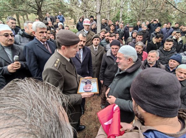 aa-20240122-33503950-33503947-kalp-krizi-sonucu-hayatini-kaybeden-uzman-cavus-samsunda-topraga-verildi.jpg