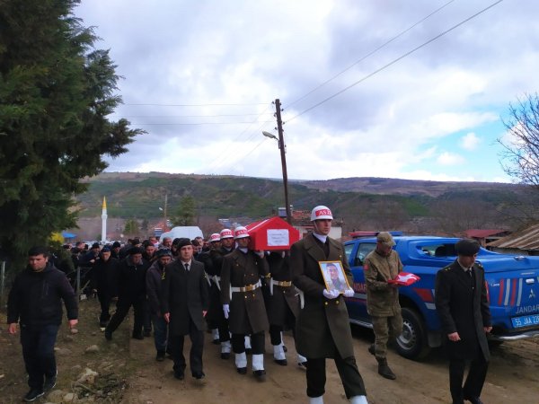 aa-20240122-33503950-33503948-kalp-krizi-sonucu-hayatini-kaybeden-uzman-cavus-samsunda-topraga-verildi.jpg