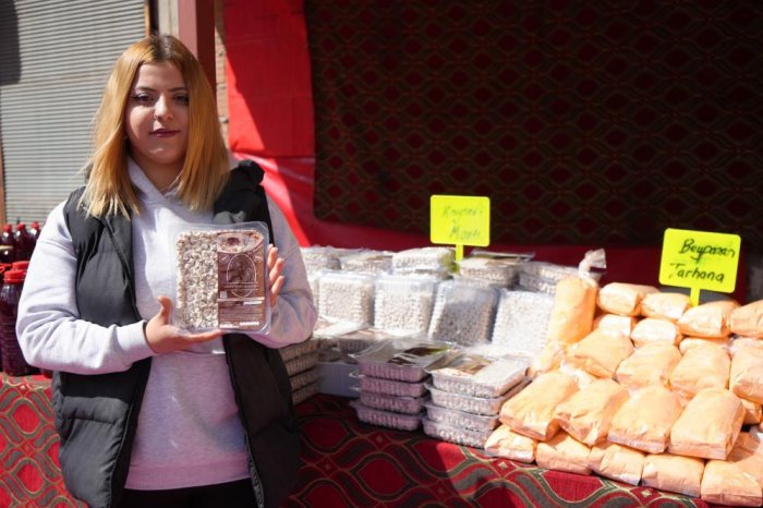 tarihi-carsida-70-ilin-yoresel-urunleri-halkla-bulusuyor-4.jpg