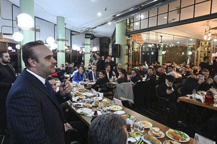 aa-20240327-34105867-34105863-sanayi-ve-teknoloji-bakani-kacir-genclerle-sahurda-bir-araya-geldi.jpg