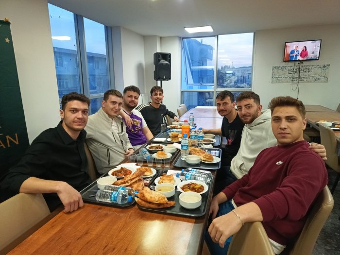 kaymakam-ogrencilerle-iftarda-bulustu-4.jpg
