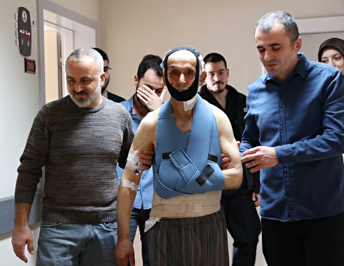 aa-20241227-36596235-36596223-omurgasi-kirilan-75-yasindaki-hasta-spinal-robotik-cerrahiyle-sagligina-kavustu.jpg