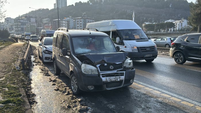 aa-20250227-37180782-37180781-samsunda-zincirleme-trafik-kazasinda-2-kisi-yaralandi.jpg