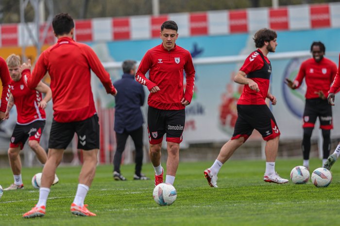 aa-20250401-37510372-37510371-reeder-samsunspor-onvo-antalyaspor-maci-hazirliklarina-basladi.jpg