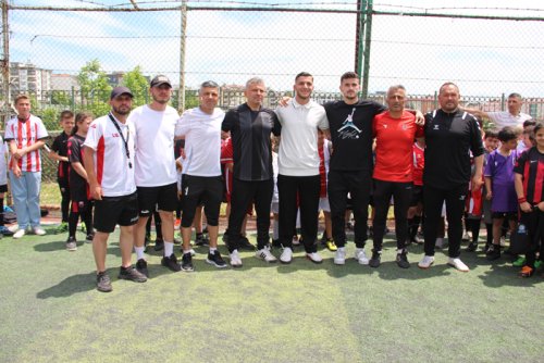 samsunsporlu-futbolcu-yunus-emre-cift-yuvasinda-1.jpg